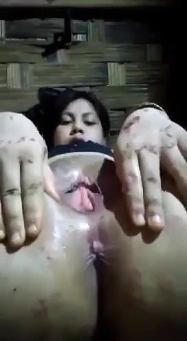 Desi village wife fing her pussy