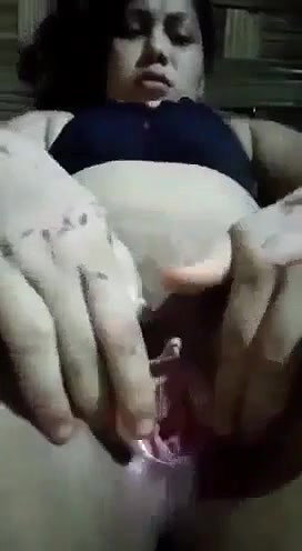 Desi village wife fing her pussy