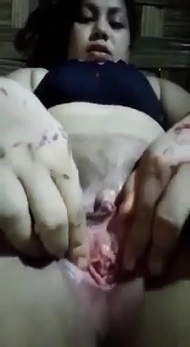 Desi village wife fing her pussy
