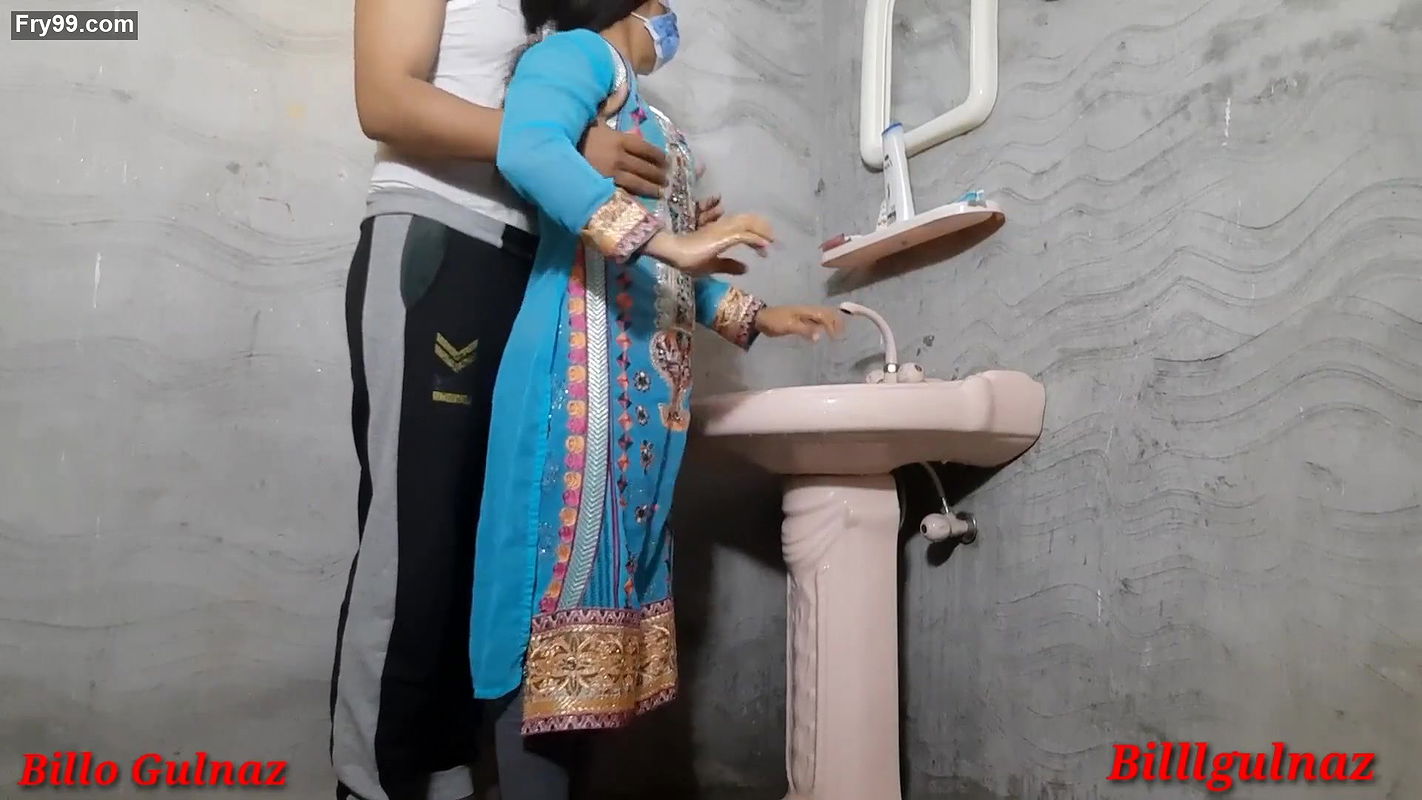 Desi Beautiful girlfriend Fucking In Washroom