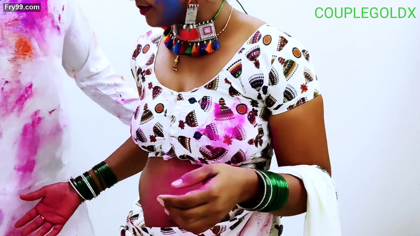 Happy Holi bhabhi ji ghar par koi nahi hai jab tak hamari chudai ho jaye