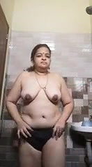 Desi sexy aunty open her dress