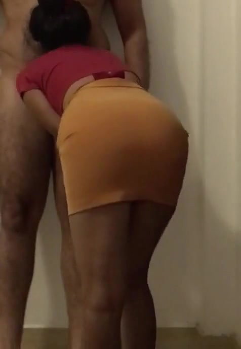 DEsi Hotl Room Srve Grl giving BJ to Customr