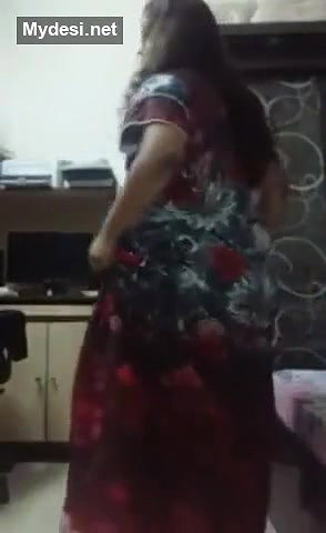 Desi sexy bhabi show her big ass