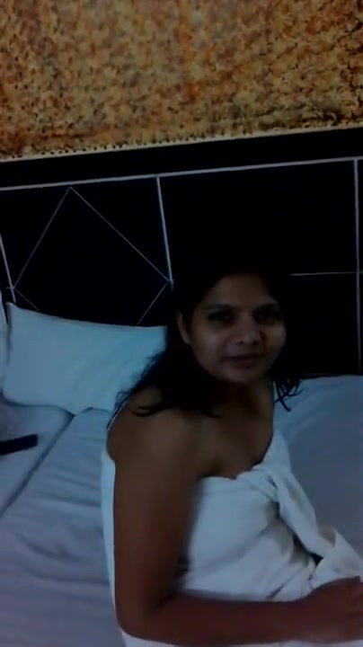 esi bhabhi in hotel room