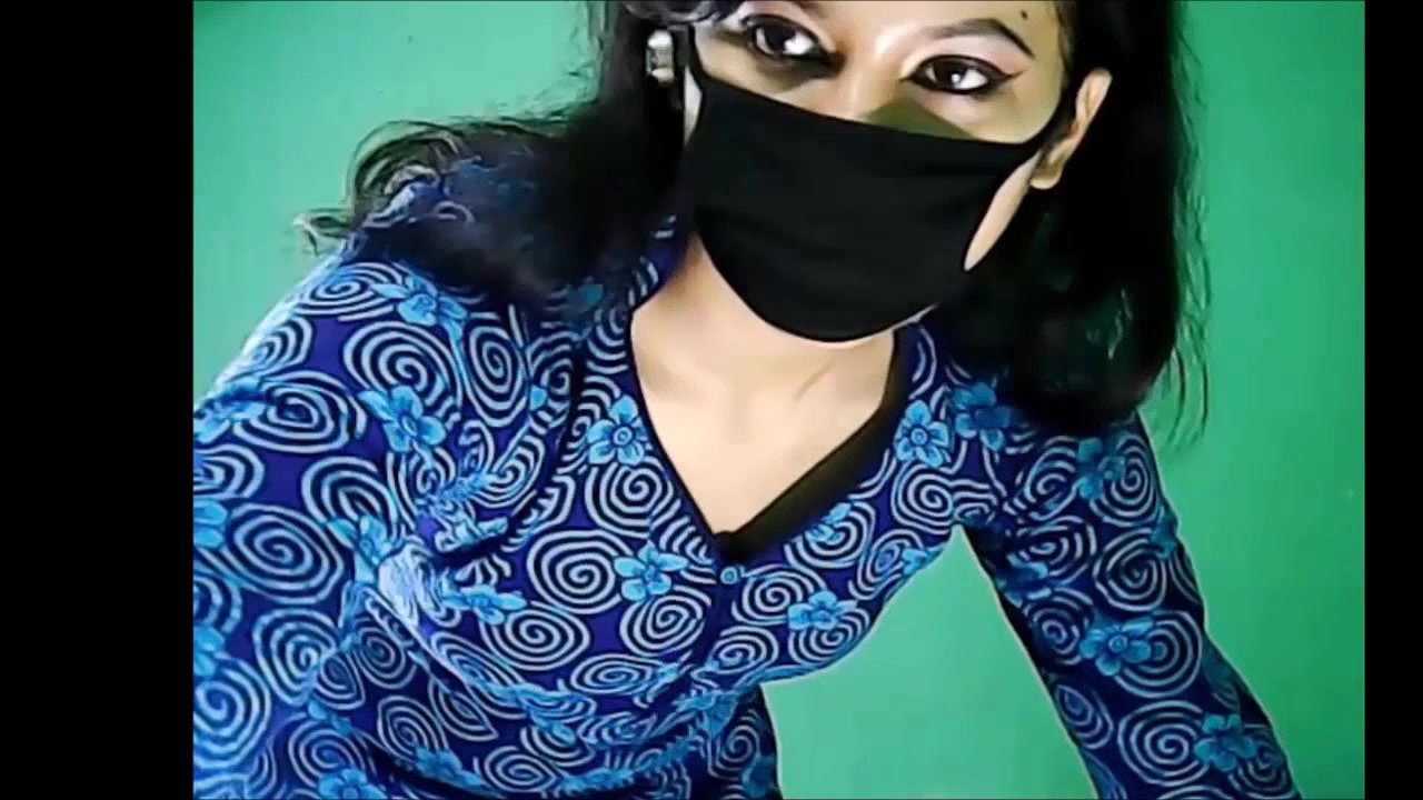 esi girl showing navel