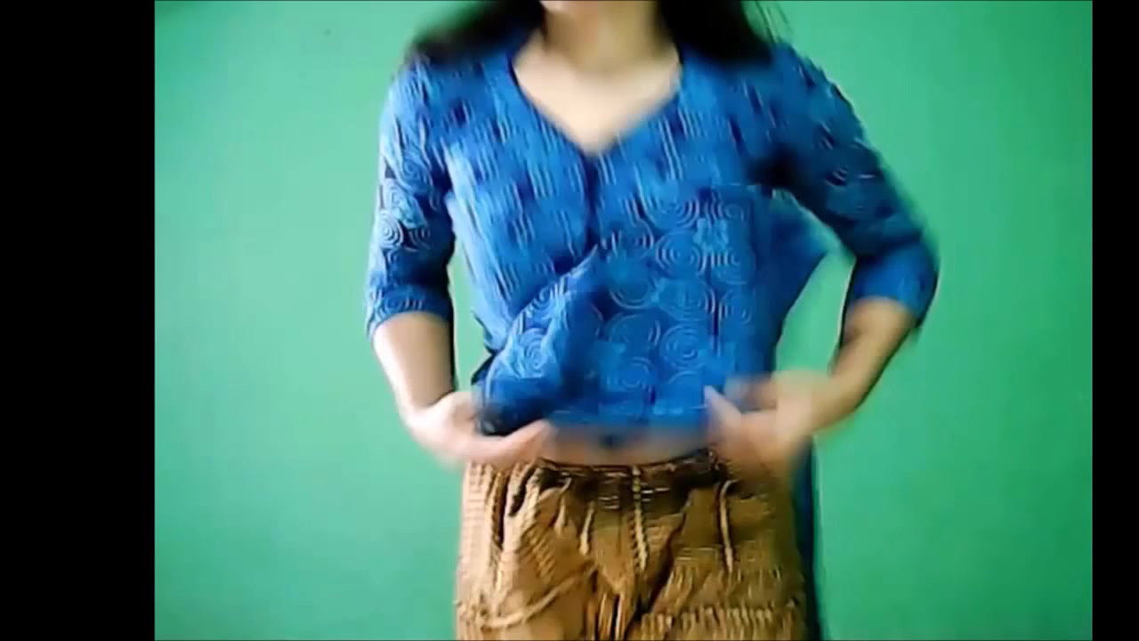 esi girl showing navel