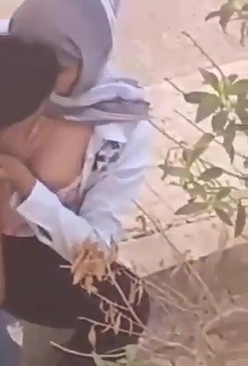 dESI loVR bOOBSUCKING OUTDOOR