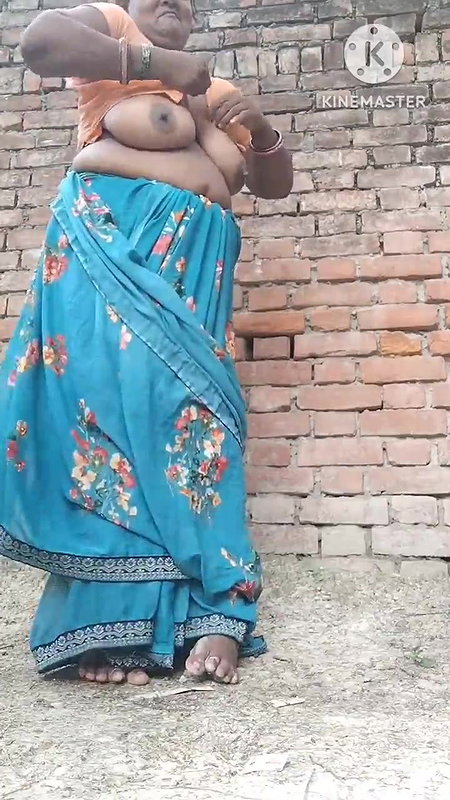 Desi Mature Shy Bhabhi Showing Boobs Pussy in Outdoor