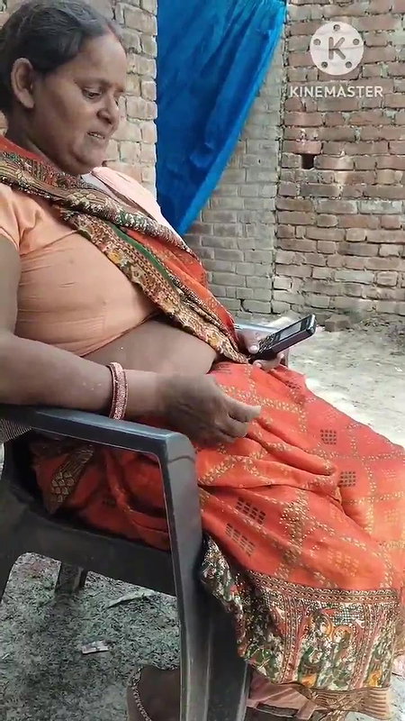 Desi Mature Shy Bhabhi Showing Boobs Pussy in Outdoor