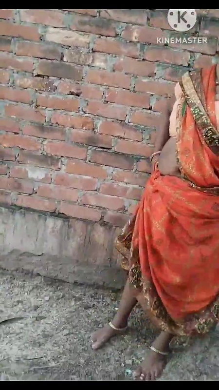 Desi Mature Shy Bhabhi Showing Boobs Pussy in Outdoor