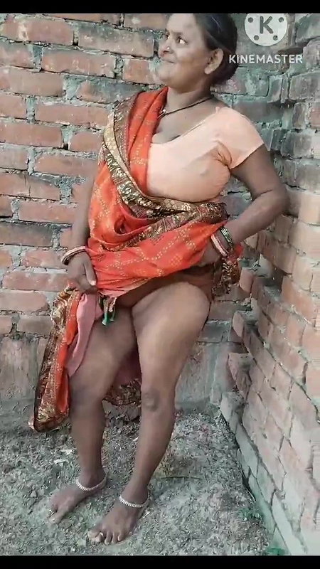 Desi Mature Shy Bhabhi Showing Boobs Pussy in Outdoor