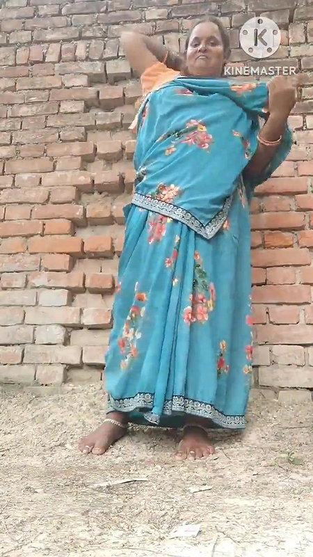 Desi Mature Shy Bhabhi Showing Boobs Pussy in Outdoor