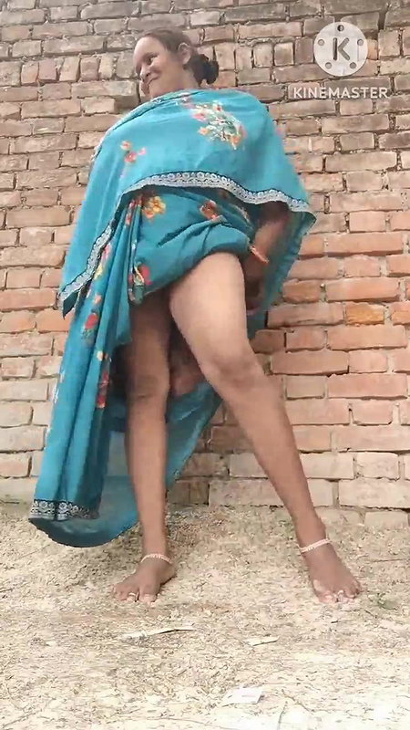 Desi Mature Shy Bhabhi Showing Boobs Pussy in Outdoor