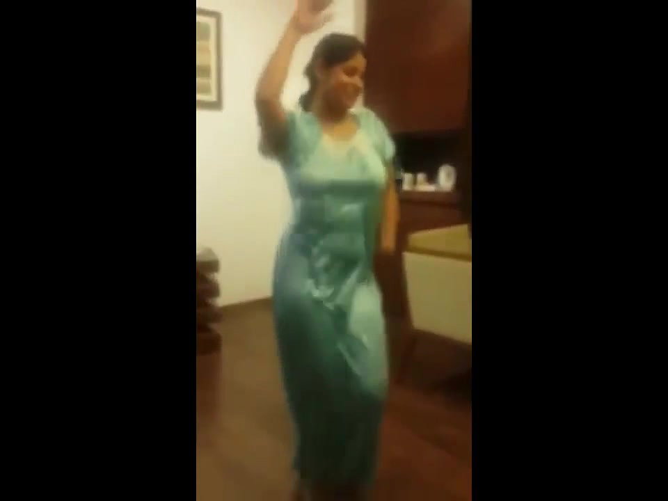 bhabhi in nighty shaking ass