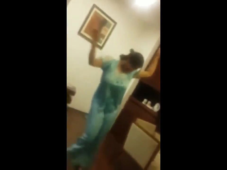bhabhi in nighty shaking ass