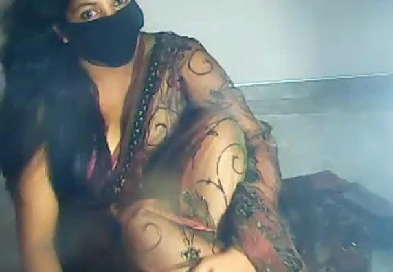 bhabhi in see thru sari face covered on live cam