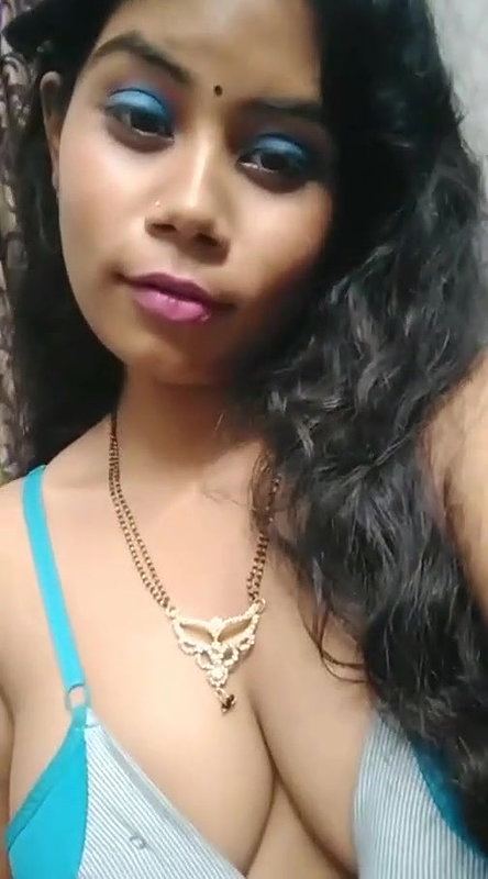 Naughty Desi Cuite Cheting Bhabhi showing to