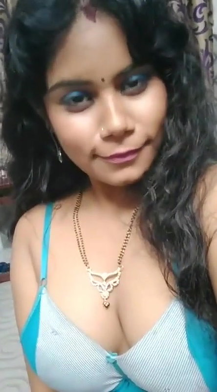 Naughty Desi Cuite Cheting Bhabhi showing to