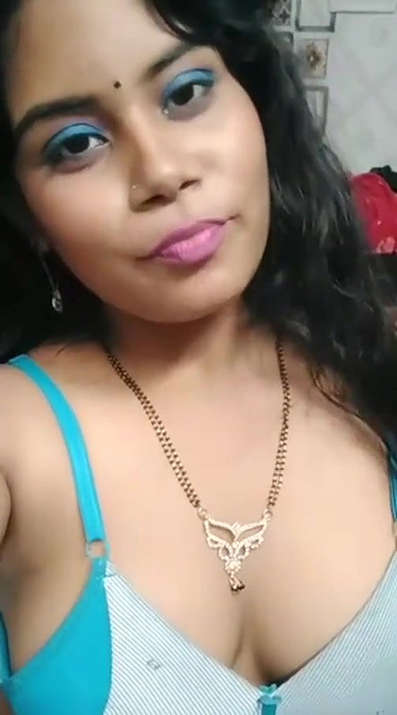 Naughty Desi Cuite Cheting Bhabhi showing to