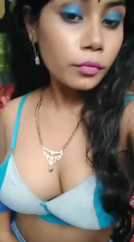 Naughty Desi Cuite Cheting Bhabhi showing to