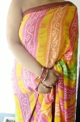Neethu Bhabhi Slips mher Saree to Show her Huge bbs
