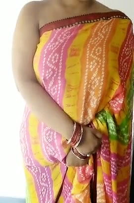 Neethu Bhabhi Slips mher Saree to Show her Huge bbs