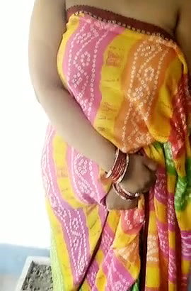 Neethu Bhabhi Slips mher Saree to Show her Huge bbs