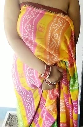 Neethu Bhabhi Slips mher Saree to Show her Huge bbs