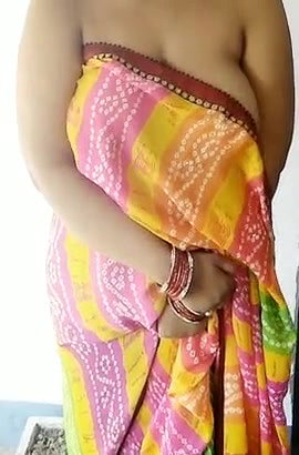 Neethu Bhabhi Slips mher Saree to Show her Huge bbs