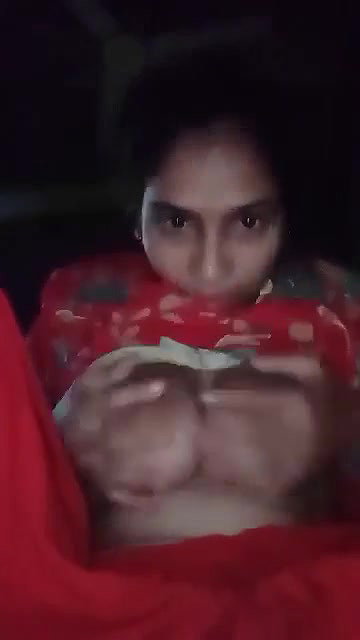 Mid night village bhabi show her boobs