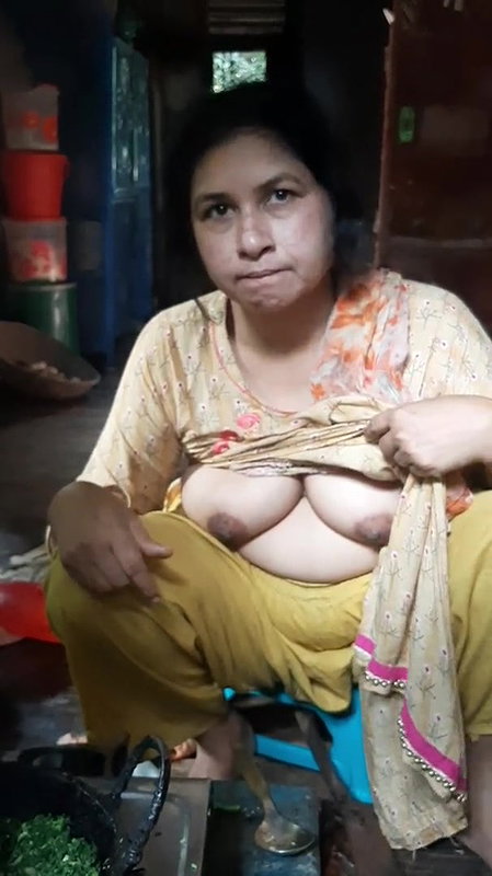 Desi village bhabi quick boobs show