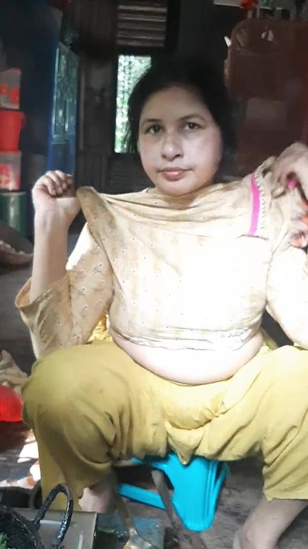 Desi village bhabi quick boobs show