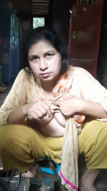 Desi village bhabi quick boobs show