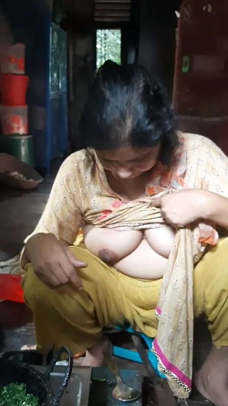Desi village bhabi quick boobs show