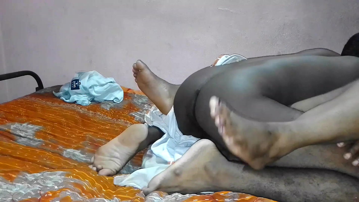 KALI CHUT WALI BUDHI WIF KO CHODA RAAT ME MAJE SE