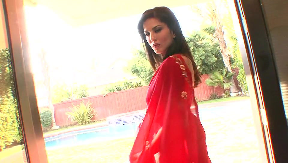 sunny leone in sexy red sari