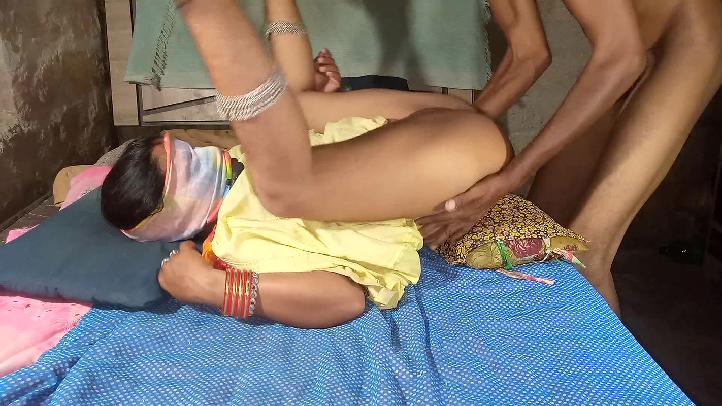 Dhire se daliye, virgin hu’ – Desi high school girl 18+ talking dirty in hindi and losing her anal virginity