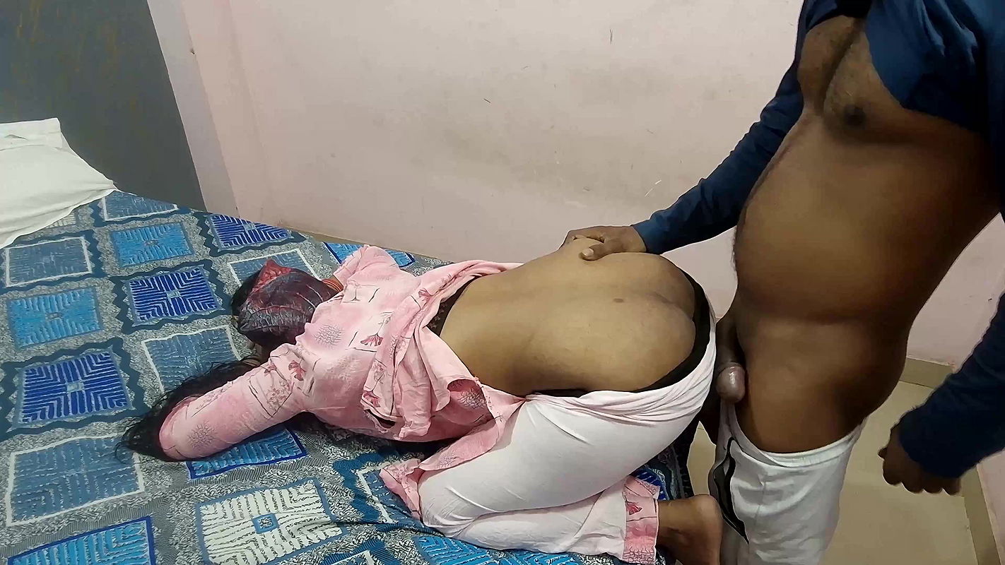 Aunty Kamre me Ghodi Bani Huyi thi Ladke ne Piche Se Penty khol Ke Land Dala – Facking aunty In Doggy