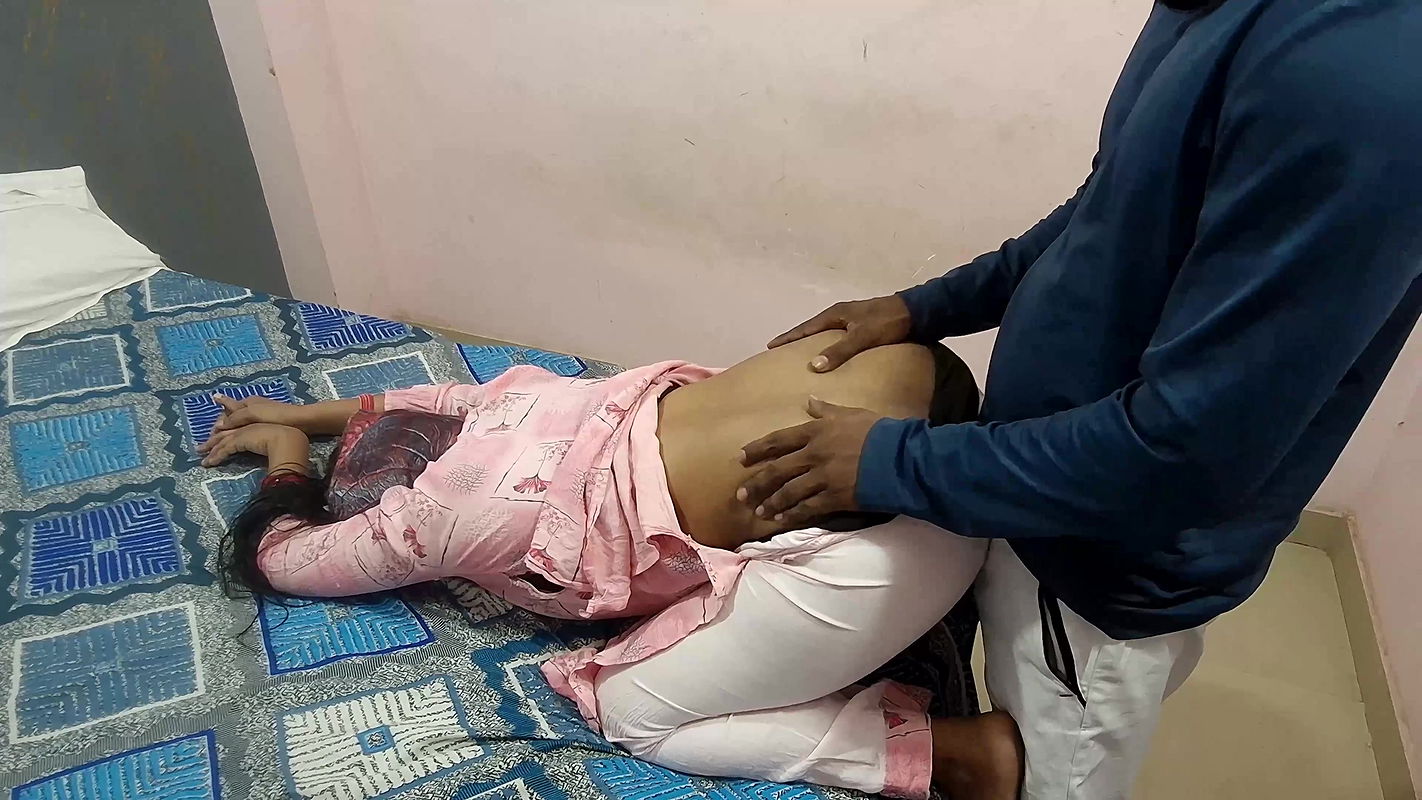 Aunty Kamre me Ghodi Bani Huyi thi Ladke ne Piche Se Penty khol Ke Land Dala – Facking aunty In Doggy