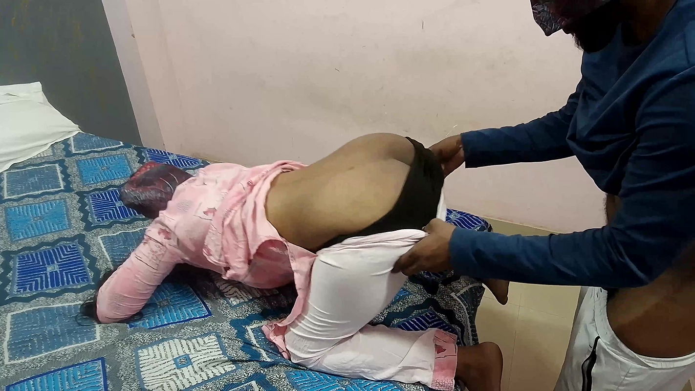 Aunty Kamre me Ghodi Bani Huyi thi Ladke ne Piche Se Penty khol Ke Land Dala – Facking aunty In Doggy