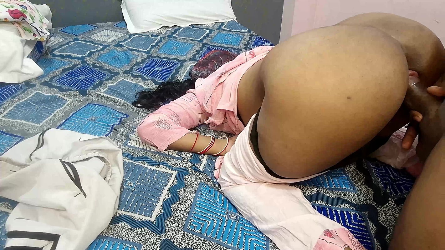 Aunty Kamre me Ghodi Bani Huyi thi Ladke ne Piche Se Penty khol Ke Land Dala – Facking aunty In Doggy