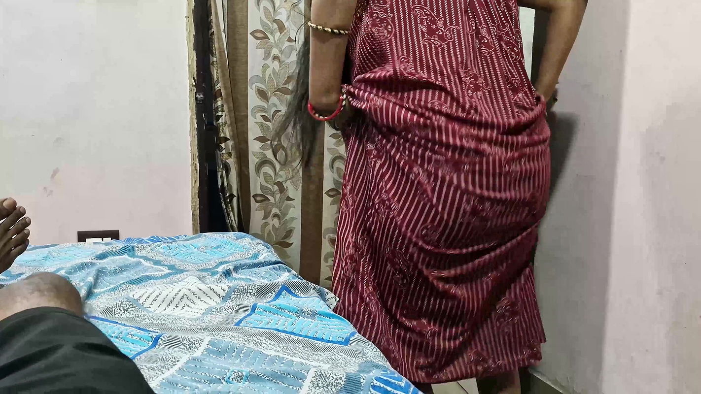 Gaand dikha Ke Sfayi kar rhi nokrani pinki ko dhakapel choda