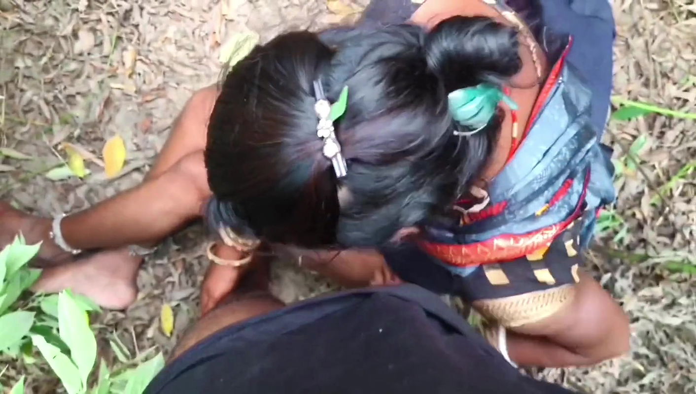 Khet ghumne gai makan malkin ko majdur ke Bete ne pela(jungal me Mangal karte huye aunty uncal ke sath) Indian desi bhabhi hindi