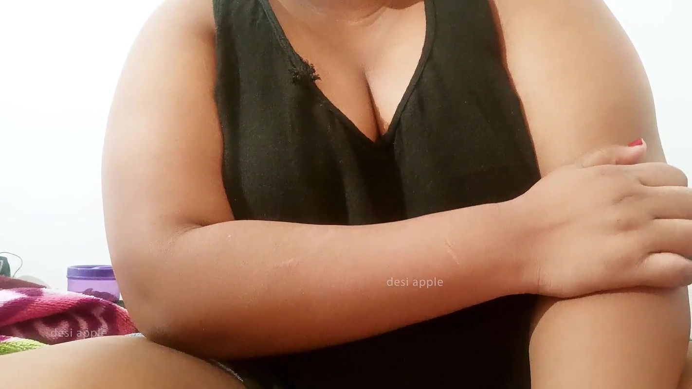 Srilankan lady showing natural boobs