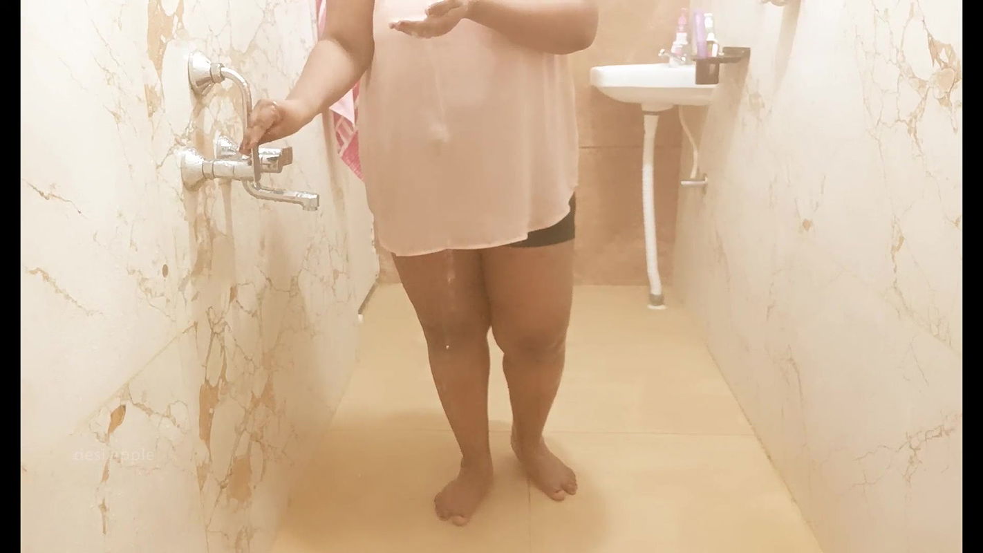 Sexy south Indian maid showing boobs