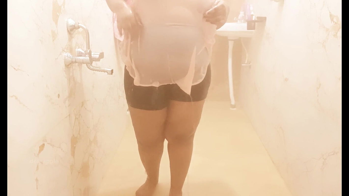 Sexy south Indian maid showing boobs