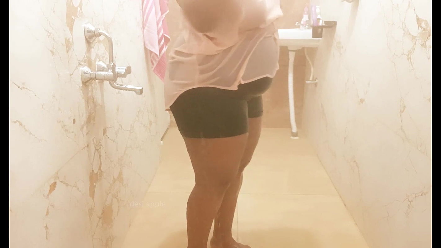 Sexy south Indian maid showing boobs