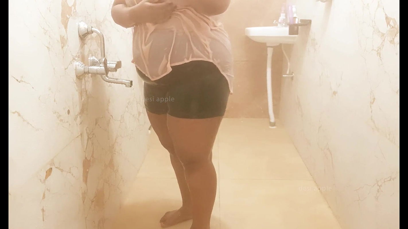 Sexy south Indian maid showing boobs