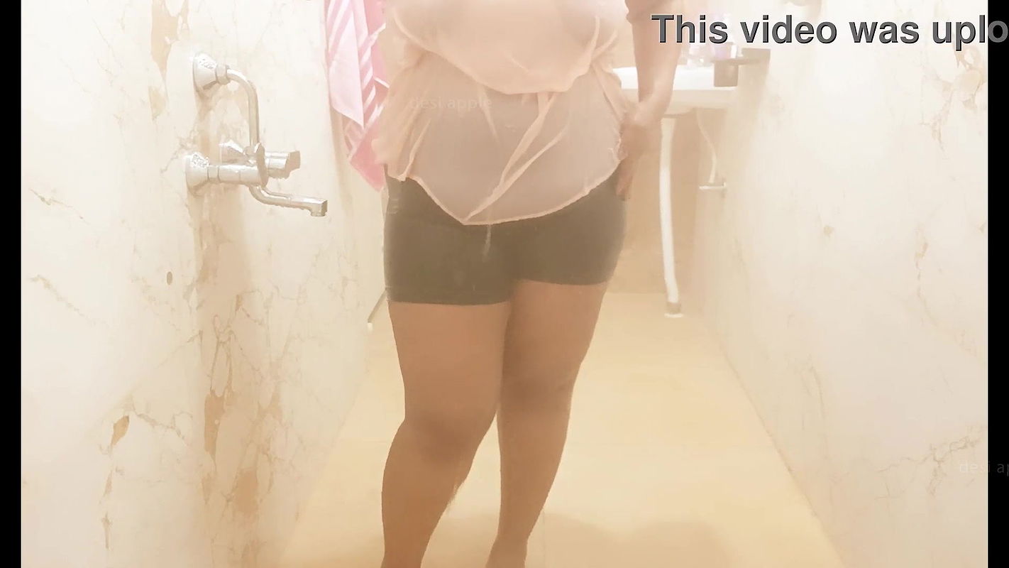 Sexy south Indian maid showing boobs